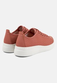 Zapatillas de cuero color rosa con detalles perforados, suela media blanca y cordones planos. Presentan una puntera redondeada y un talón trasero con patrón.