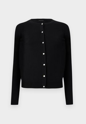 Μαύρη μακριά ζακέτα με μακριά μανίκια, στρογγυλή λαιμόκοψη και επτά ορατά λευκά κουμπιά μπροστά.