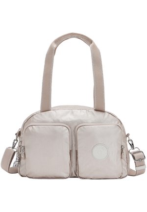 Beige Nylon Tasche mit zwei vorderen Reißverschlusstaschen, oberen Griffen und einem abnehmbaren Schultergurt. Verfügt über ein rundes Logo auf der Vorderseite.