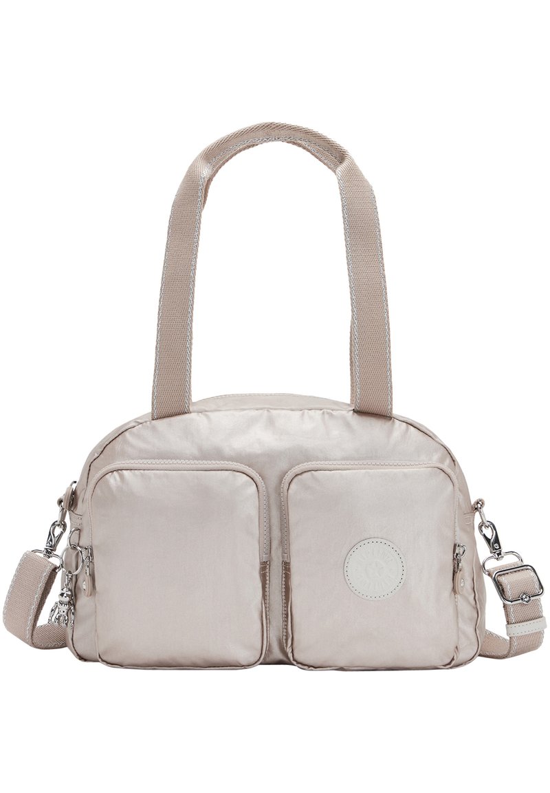 Beige nylon taske med to frontlommer med lynlås, top-håndtag og en aftagelig skulderrem. Har et rundt logo foran.