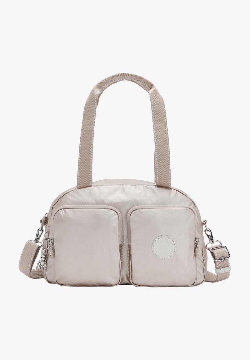 Beige Nylon Tasche mit zwei vorderen Reißverschlusstaschen, oberen Griffen und einem abnehmbaren Schultergurt. Verfügt über ein rundes Logo auf der Vorderseite.