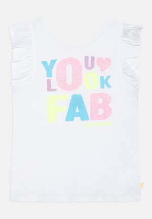 Hvid ærmeløs skjorte med flæser på skuldrene og farverig tekst, der lyder "YOU LOOK FAB" med en lyserød hjerteform.
