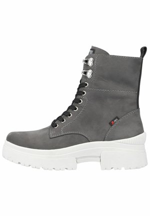 Botte chelsea en cuir gris avec semelle plateforme blanche, lacets noirs, œillets en métal et finition texturée. Dispose d'une languette à l'arrière.