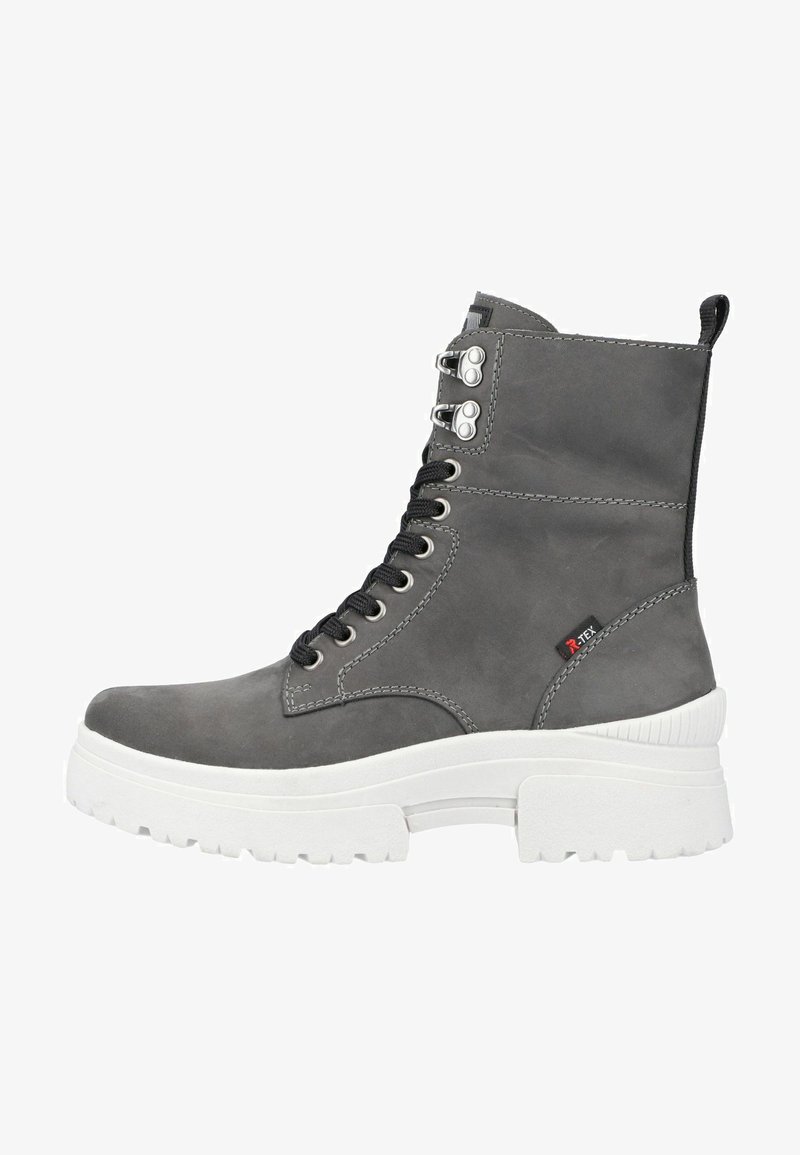 Stivale alla caviglia in pelle grigia con suola piatta bianca, lacci neri, occhielli metallici e finitura testurizzata. Caratterizzato da una linguetta sul retro.