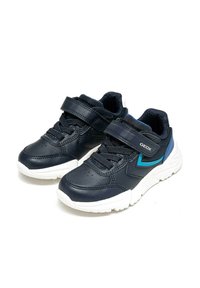 Sneakers in pelle blu navy con suole in gomma bianche. Caratteristiche includono doppie fibbie, tomaia testurizzata e accenti turchesi sul lato.