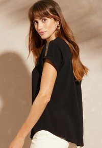 Love & Roses V NECK ROLL SLEEVE - REGULAR FIT - Bluse - black