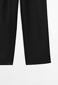 Pantalon noir à coupe droite, montré de la mi-cuisse jusqu'à l'ourlet sur fond blanc.
