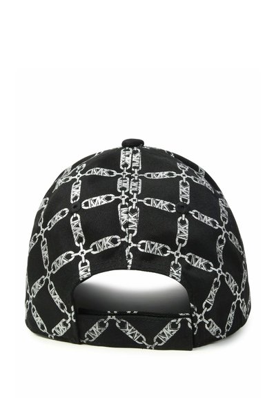 Cappello nero con un motivo a catena ripetuto in bianco. Cinturino regolabile sul retro. Il materiale sembra essere tessuto con una superficie liscia.