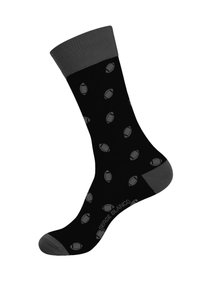 Chaussettes noires avec un revers gris, ornées d'un motif répétitif de ballons de rugby gris. Texture lisse avec des zones de renfort aux orteils et au talon.