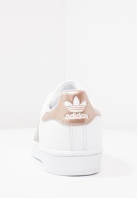 adidas superstar white cyber metallic
