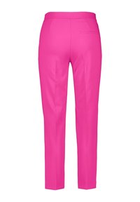 Pantaloni attillati in tessuto rosa vivace, caratterizzati da una texture liscia, gambe dritte e una sola tasca posteriore con un design essenziale.