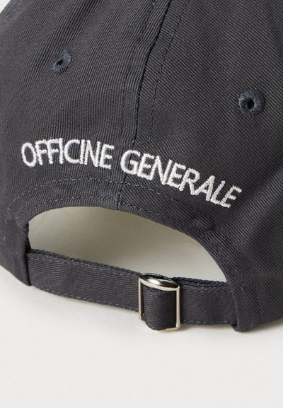 Casquette de baseball noire réglable avec le texte brodé en blanc "OFFICINE GENERALE" au-dessus de l'ouverture arrière et une sangle à boucle en métal.