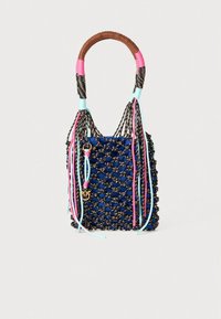 Tkany damski torebka z niebieską podstawą, skomplikowanymi czarnymi wzorami i dekoracyjnymi wielobarwnymi akcentami. Zakrzywiona brązowa rączka z frędzlami.