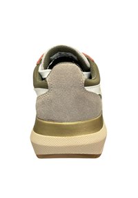 Sneaker con una toma verde, tallone in suede beige e suola intermedia dorata. Accenti bianchi lungo i lati e suola in gomma testurizzata.