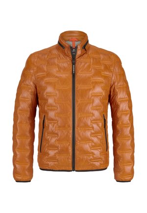 Oranges Lederjacke mit gestepptem Muster, hohem Kragen und vorderem Reißverschluss. Verfügt über schwarze Reißverschlüsse an den Taschen für einen Kontrast.