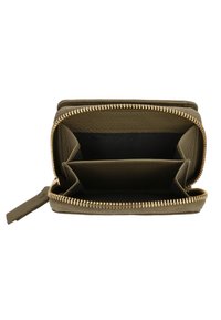 Cartera de cuero verde oliva con cremallera dorada abierta para mostrar tres compartimentos interiores para tarjetas y monedas.