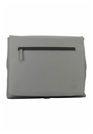 Pochette rectangulaire en cuir gris avec une poche zippée horizontale à l'avant et un logo embossé dans le coin inférieur droit.