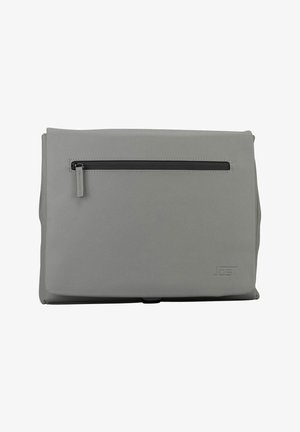 Pochette rectangulaire en cuir gris avec une poche zippée horizontale à l'avant et un logo embossé dans le coin inférieur droit.