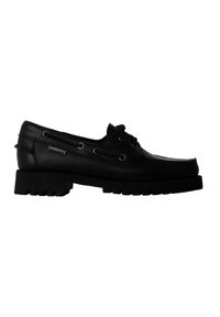 Scarpa da barca in pelle nera con punta rotonda, occhielli dorati, dettagli con lacci e una suola in gomma spessa con una trama a motivi.