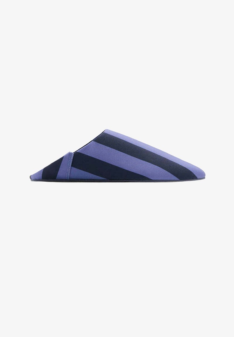 Chausson à enfiler rayé bleu et noir avec bout fermé et talon ouvert, présenté de profil sur fond blanc.