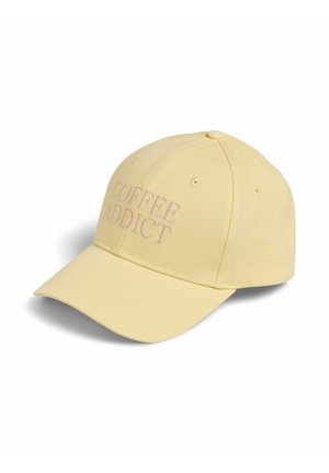Cappellino da baseball giallo chiaro con visiera curva e "COFFEE ADDICT" ricamato in lilla chiaro sulla parte anteriore.