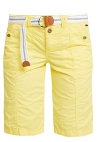 Shorts cargo jaunes à finition texturée, avec poches latérales, ceinture rayée blanche et grise, et boucle d'accent en cuir marron.