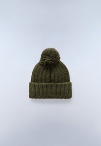 Gorro tejido en verde olivo con un patrón texturizado, que cuenta con un puño doblado y un pompón en la parte superior. Confeccionado en hilo suave.