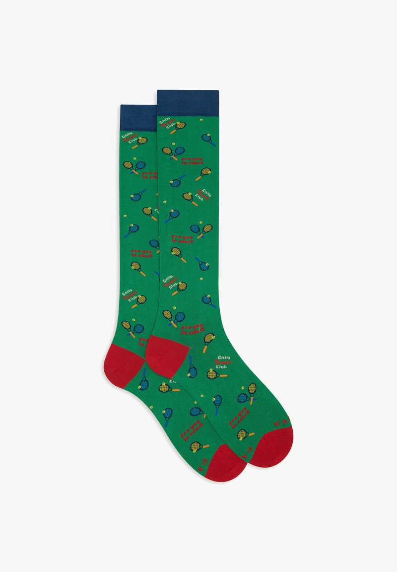 Calzini di cotone verdi con punta e tallone rossi, decorati con un motivo di racchette da tennis e il testo "ci vediamo in campo" in blu.