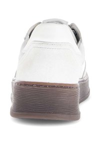 Witte sneaker met een gestructureerde suède en gladde leren bovenkant, voorzien van een bruine, geribbelde rubberen zool en minimale stikseldetails.
