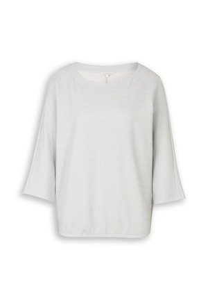 Maglione lavorato a maglia grigio chiaro con maniche ampie a tre quarti e scollo rotondo, mostrato disteso su uno sfondo bianco.