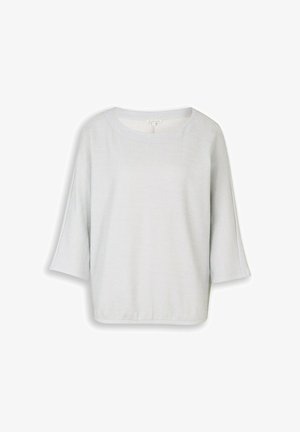 Pull tricoté gris clair texturé avec larges manches trois-quarts et encolure ronde, présenté à plat sur un fond blanc.