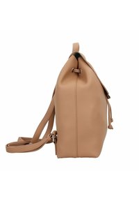 Sac en cuir beige avec une texture douce, fermeture à cordon, et bandoulière réglable, présentant un design minimaliste et une forme arrondie.