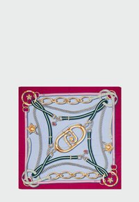 Foulard in seta con un centro blu che presenta catene dorate e cinghie verdi, incorniciato da un bordo bordeaux; design intricato con accenti metallici.