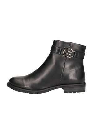 Schwarze Leder-Ankle-Boots mit glatter Textur, ausgestattet mit einem dekorativen Riemen und einer Metall-Schnalle. Niedriger, gestapelter Absatz für Stabilität.