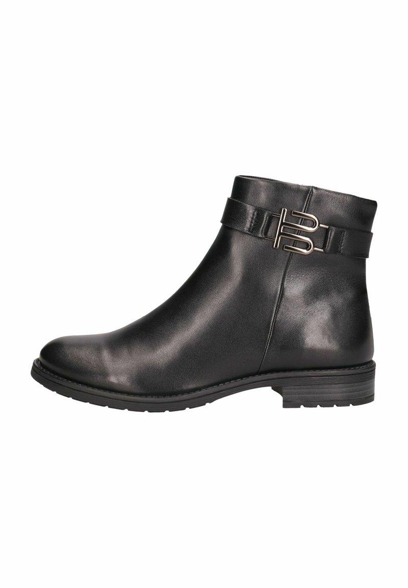 Bottes noires en cuir au niveau des chevilles avec une texture lisse, présentant une sangle décorative avec une boucle en métal. Talon bas et empilé pour la stabilité.