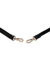 Cintura nera con clip metallici dorati su entrambe le estremità, caratterizzata da una texture liscia e un design semplice e funzionale.