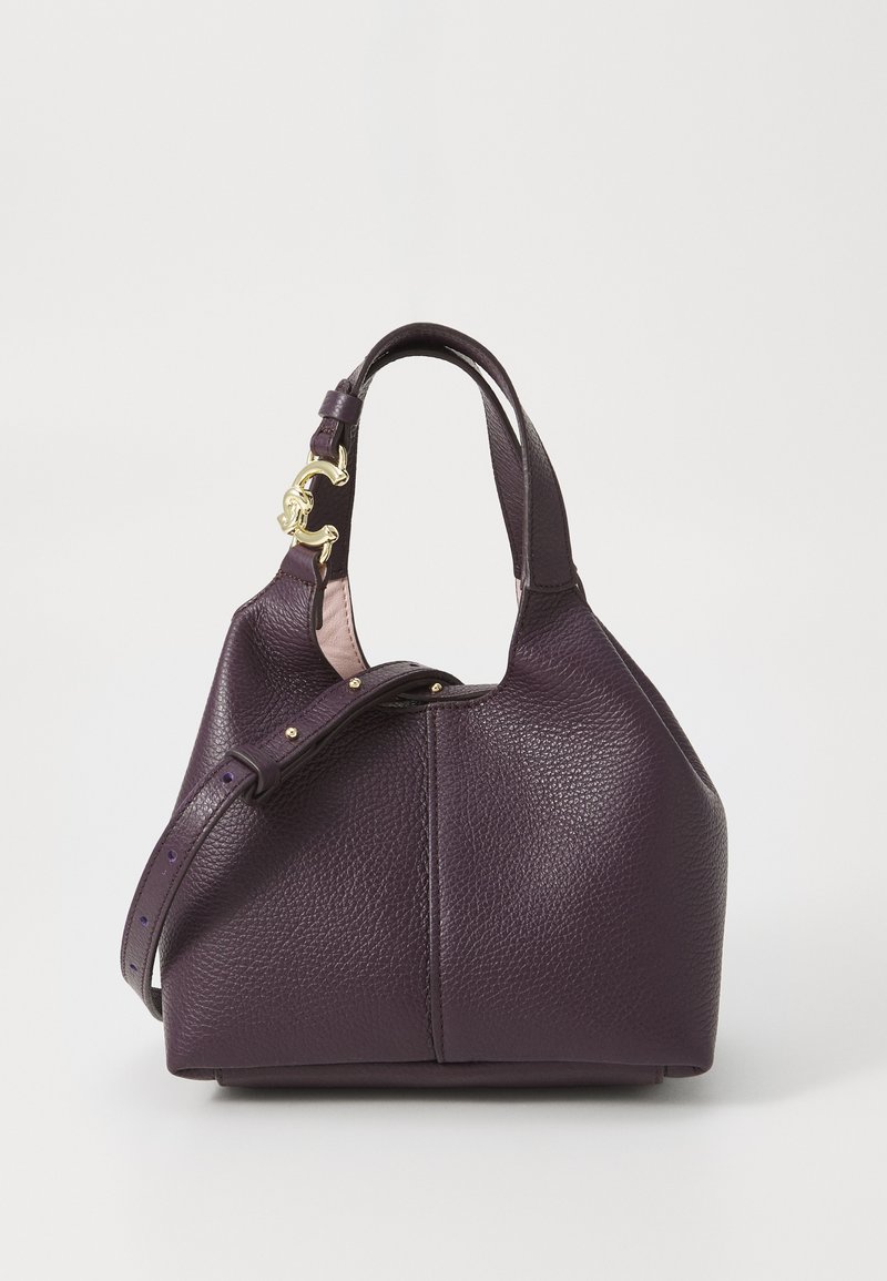 Borsa a tracolla in pelle viola con texture granulosa, forma strutturata, manico corto e tracolla regolabile. Dettagli in oro.