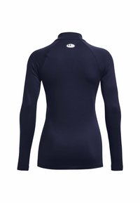 Námornícky modrý dlhý rukáv športový top s polo golierom, vyrobený z hladkej, elastickej látky. Obsahuje malé logo vzadu blízko výstrihu.