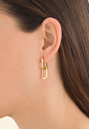 Orecchini in metallo dorato con un design geometrico caratterizzato da elementi interconnessi, finitura lucida e una forma rettangolare appesa.