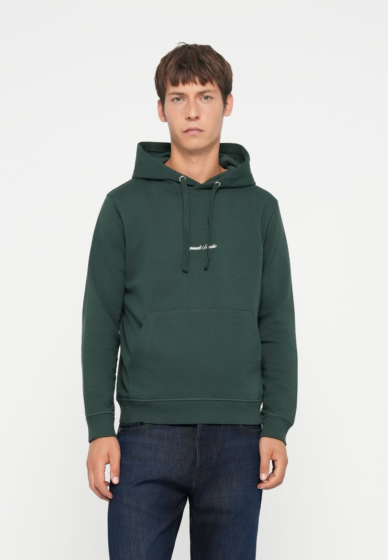Haut à capuche vert foncé en tissu doux avec une poche avant, un cordon de serrage pour la capuche, et un logo brodé blanc sur la poitrine.