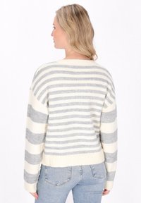 Gestreifter Pullover in Creme- und Hellgrautönen, mit weichem Stricktextur, weiten Ärmeln und einem gerippten Saum an der Taille und den Manschetten.