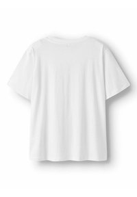 Valkoinen puuvillat-paita, jossa on lyhyet hihat, pyöreä kaula-aukko ja rento istuvuus. Kangas näyttää pehmeältä ja sileältä.