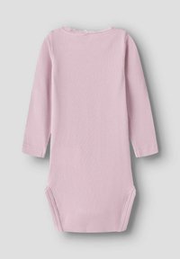 Roza rebrasta bodi z dolgimi rokavi, čipkastim robom okrog izreza in pritiskači na spodnjem delu za lažje oblačenje.