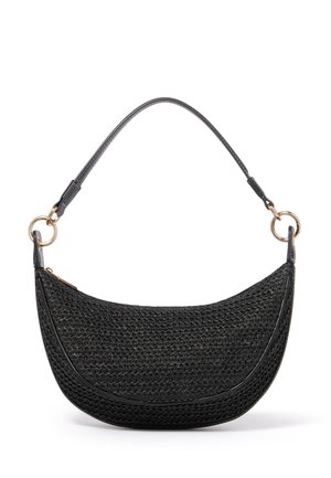Sac à main noir tissé en forme de croissant avec une courte bandoulière en cuir attachée par des anneaux dorés et une fermeture éclair sur le bord supérieur.