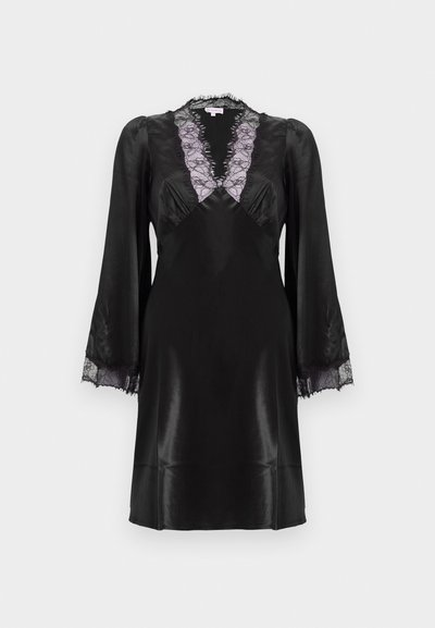 Juodas atlasinis suknelė su giliu V iškirpimu, papuoštu levandų spalvos nėriniu, ilgomis rankovėmis su nėrinių akcentais ant rankogalių ir glotnia, lygia apdaila.