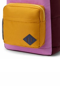 Kleurrijke rugzak met een paarse body, een gele voorvak en een donkerblauwe accent. Gelaagde stof met een ritssluiting op het vak.
