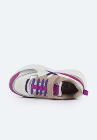 Sneaker con tomaia in pelle bianca con accenti argentati, viola e pastello, lacci testurizzati, collo imbottito e suola in gomma.