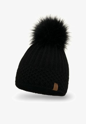 Sort strikket hue med en fluffy sort pom-pom på toppen og et struktureret design. Har et lille brunt lædermærke på siden.