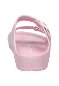 Roze rubberen sandaal met een gestructureerde zool, twee dunne banden en een witte decoratieve accent op de buitenste band. Geschikt voor casual gebruik.
