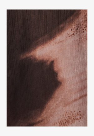 Ciemne drewniane powierzchnie charakteryzują się gładką, wypolerowaną teksturą z subtelnymi wzorami słojów oraz odcieniami koloru od ciemnobrązowego do czerwonych tonów.